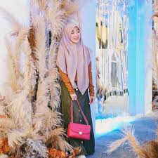 Perempuan 25 tahun itu begitu pandai mix and match hijab dan baju yang dikenakan. 10 Gaya Hijab Larissa Chou Yang Syar I Namun Tetap Kekinian