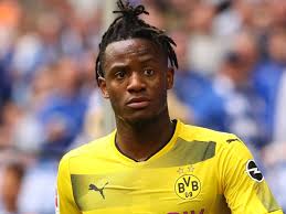 Born 2 october 1993) is a belgian professional footballer who plays as a striker for premier league club chelsea and the belgium. Borussia Dortmund Bleibt Michy Batshuayi Machtwort Von Chelsea Derwesten De