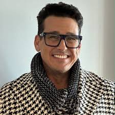 Farmhouse pendant light. Approximate 10" wide. Works fine. Just swapped out  for something smaller. Pick up lower College Heights. Cash.