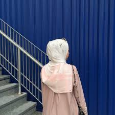 Our founder, blogger turned entrepreneur vivy yusof, values the thoughtful details and every story that goes into the creation of each duck. Me And My Duckscarves Zatty