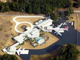 13 Things I Found On The Internet Today Vol Clxxviii John Travolta House Celebrity Houses John Travolta