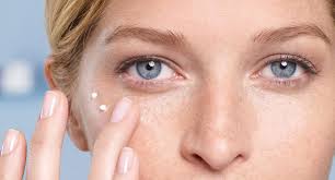 El 84% de los usuarios dice que nota una mejora global en el aspecto y la textura del contorno de ojos. Las Mejores Cremas Para Contornos De Ojos Stylelovely