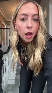 Anna Scoles's Instagram, Twitter & Facebook