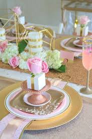 Rose Irisee Au Pays De La Fleur D Oranger Decor Table Rose Et Dore Metalique Chemin De Table Sequin Or Cadeaux Invites Boites A Dragees En Decoration De Mariage Peche Table Mariage Rose Mariage Peche