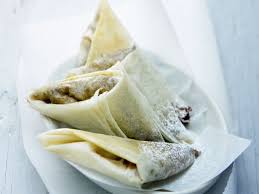 Decouvrez Notre Recette Facile Et Rapide De Samoussas Au Chocolat Sur Cuisine Actuelle Retrouvez Les Etapes De Preparatio Recette Recettes De Cuisine Cuisine