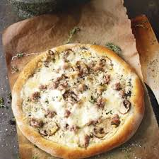 Pizza Bianca Mit Salsiccia Rezept Rezepte Pizza Bianca Lebensmittel Essen