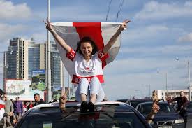 De vlag van wit rusland word gemaakt van hoogwaardig glanspolyester. Vrouw Opgepakt In Wit Rusland Omdat Ze Rood Witte Sokken Droeg Buitenland Hln Be