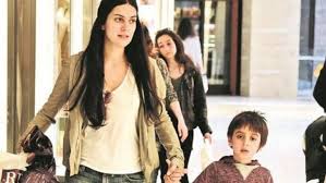 Bir internet sitesi '14 mayıs anneler günü' öncesinde anket düzenledi. Ali Annesi Berguzar Korel In Kafesinde Calisiyor Son Tv