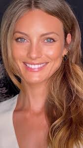 Leila George's Instagram, Twitter & Facebook