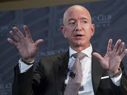 Sir richard branson ha volato nove giorni prima di bezos, ma il viaggio nello spazio dell'uomo più ricco del mondo oltre i 100 km dalla terra provando anche l'esperienza dell'assenza di peso ha. Jeff Bezos Andra Nello Spazio Con Il Fratello Il 20 Luglio