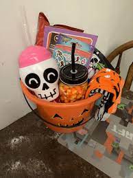 Halloween Gift Basket Spookybasketideasforboyfriend Diy Halloween Gift Basket That I Made For My In 2020 Halloween Gift Baskets Diy Halloween Gifts Halloween Baskets