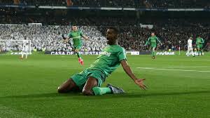 El real madrid comienza su andadura en el campeonato nacional una jornada más tarde del inicio por haber terminado más tarde la campaña pasada al disputarse la champions en agosto. Real Madrid 3 4 Real Sociedad Odegaard And Isak Shine To Leave Bernabeu Stunned