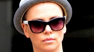 Ein mittellanger haarschnitt harmoniert ideal zum seitenscheitel. Charlize Theron Mag Ihre Kurzen Haare Nicht Tikonline De