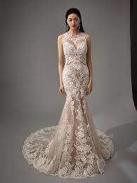 Falls dir die nötigen schüsseln, rührbesen und anderen utensilien fehlen, musst du. Fit And Flare Brautkleid In Rosa Mit 3d Spitze Transparentem Spitzentop Tattoo Effekt Illusion Ausschnitt Und Schleppe Von Blue By Enzoani Modell Matilda Heiraten Mit Braut De