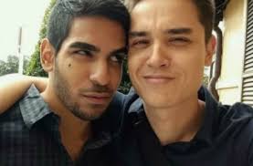 Orlando tragedija: sutuoktuves planavę vaikinai bus kartu palaidoti, klube  motina nuo kulkų užstojo sūnų