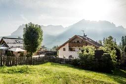 La val badia è conosciuta per i panorami mozzafiato e per le vette dolomitiche uniche al mondo. Appartamenti Alta Badia