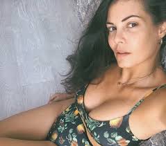 Δείτε την ανάρτηση της ηθοποιού στα social media. H Maria Korin8ioy Pozarei Me Mayra Eswroyxa Kai Rixnei To Instagram Balla Com Cy