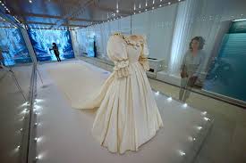 Das hochzeitskleid zeigte früher macht, stellung und reichtum. Hochzeitskleid Von Prinzessin Diana Im Kensington Palast Zu Sehen Web De