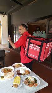 Salah seorang budak tu yang ambil makanan dan serahkan surat kepada saya. Pappadelivery Food Delivery Terbaik Di Klang Valley Ayue Idris