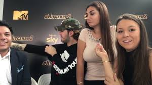 Di fatima, una croce sul polso sinistro, un piede sul piede e una foglia di bambù (fonte: Riccanza 2 Elettra Lamborghini Tommaso Zorzi Gioco Davidemaggio It