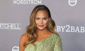 Which is why, if she doesn't have a stylist on hand, you almost always see the. Chrissy Teigen Returns To Twitter After Just Three Weeks