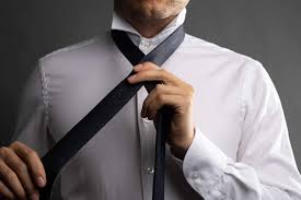 The wide end a should extend about 12 inches below the narrow end b. How To Tie A Half Windsor Knot The Modest Man