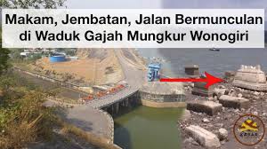 Asal usul waduk gajah mungkur tersebut dikerjakan secara swakelola dengan konsultan dari nippon koei co, ltd jepang. Makam Jembatan Jalan Bermunculan Di Waduk Gajah Mungkur Kabar Wonogiri Youtube