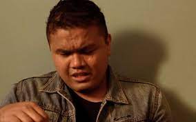 Jom layan lagu suratan dari azmi caliph buskers dan shah slam ni. Biodata Azmi Saat Vokalis Caliph Buskers Azhan Co