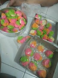 Atau malah, dibungkus dengan menggunakan plastik mika. Bolu Kukus Mawar Mini Makanan Minuman Kue Kue Di Carousell