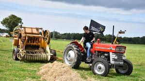 Presse basse densite de marque bamfords du fabricant britains réservé à. Guisseny A 18 Ans Pierrick S Offre Un Massey Ferguson
