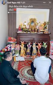 Quế ngọc hải dù chịu rất nhiều áp lực vẫn thực hiện cú đá 11 m quyết đoán để mang về chiến thắng quý giá cho tuyển việt nam. Quáº¿ Ngá»c Háº£i Vá» Nha Má»›i Khoe Bá»¯a Äƒn Ä'áº§u Tien Giáº£n Dá»‹ Cung Vá»£