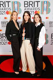 Dua lipa was among the first to arrive on the brit awards red carpet. Eabr5hz Xoa4mm