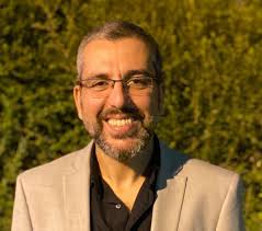 למי שעדיין לא מכיר (ומי שכן מוזמן לשתף)... נעים מאוד, שמי משה שרפלר,  ירושלמי מלא גאווה בן 43, נשוי לטלי ואבא לעידו שירה ותמר. את הקריירה  המקצועית בעולם התקשורת התחלתי עוד בתקופת