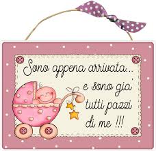 Targhetta Rettangolare In Legno Sono Appena Arrivata E Sono Gia Tutti Pazzi Di Me Idea Regalo Artig Biglietti Auguri Nascita Fai Da Te Idee Regalo Bomboniera