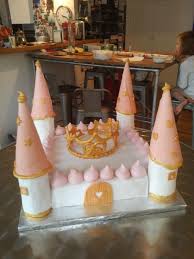 Gateau Chateau De Princesse Genoise Nature Ganache Kinder Deco Meringues Et Rkt