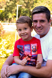 Conversa entre pai e filho, por volta do ano de 2031 sobre como as mulheres dominaram o mundo. Foto Pai E Filho Fotos De Pai E Filho Fotos De Pai Ensaio Dia Dos Pais