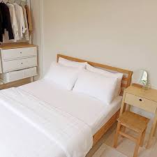 Meja dan kursi dari kayu di bagian pojok kamar dengan warna alaminya kerap tampil dalam beberapa drama korea. 7 Inspirasi Desain Kamar Tidur Japandi Yang Simpel Instagramable