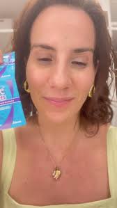 Eu tiro minha maquiagem com o lencinho para higiene da área dos olhos  chamado Systane Lid Wipes. Funciona demais para mim! Não é publi, é só dica  mesmo!!