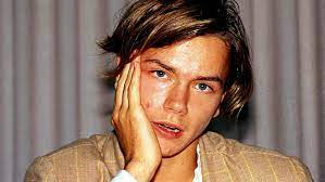 This is what river would look like at 45 according to a digital aging process. River Phoenix Tragischer Tod In Der Halloween Nacht 1993