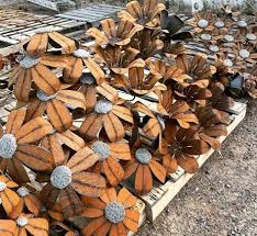 Metal Garden Flowers And Garden Art In 2020 Metal Flowers Garden Metal Sculptures Garden Steel Flowers