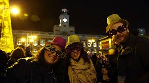 La noche del 31 de diciembre en españa se conoce como nochevieja, y es una celebración que da comienzo al nuevo año comiendo las doce uvas de la suerte. La Nochevieja En Espana Una Geografia De Variedad Originalidad Y Fuegos Artificiales Rtve Es