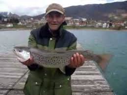 Oblika je elipse, površine 2km 2 i prosječne dubine 3m, a najdublje 9m. Plavsko Jezero Stari Ribar Ramo Lovi Pastrmku Blatnjacu By Tero Wmv Youtube