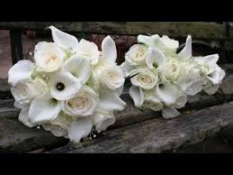 Ein romantischer blütentraum in rosa, der besonders gut zu einem schlichten, weißen ein wasserfall aus weißen rosen und calla lilien wirkt in kombination mit einem klassischen, dezent verzierten brautkleid zart und lieblich. Brautstrauss Calla Youtube