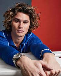 Know famedstar chase stokes info such as his biography, wiki, body statistics, height, weight chase stokes is an american famed star who is best known for his role as john b in the netflix. Chase Stokes Net Worth Wikipedia Age Height Profile Profilesio