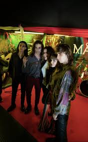 Petto, tatuaggi e rose sottopelle. I Maneskin E Lo Show A Sorpresa Nei Sotterranei Della Metropolitana