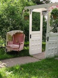 Ideen Gartendeko Alten Tueren Pergola Vintage Sessel Rosa Polsterung Upcycling Fur Den Garten Garten Deko Restaurierte Turen