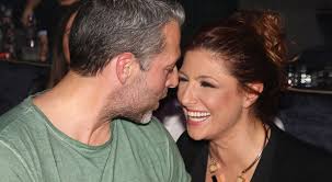 Μπορεί το ζευγάρι να μην πραγματοποιεί συχνά δημόσιες εμφανίσεις. Diazygio Bomba Elena Paparizoy Andreas Kapsalhs Kafto