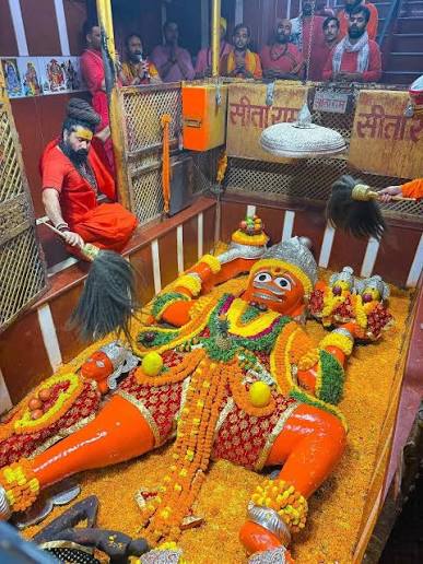 Temples of Bharat – Bade Hanuman Temple, Prayagraj Once a merchant headed towards Vindyachal mountains to construct a temple of Hanuman to fulfil his wish of begetting a son. He had a