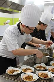 Le bac pro cuisine est un diplôme d'etat de niveau iv, qui vise à former des professionnels qualifiés dans le secteur culinaire. Bac Pro Cuisine Ecole Hoteliere Daniel Brottier Saint Joseph Chateau De Mesnieres En Bray Normandie
