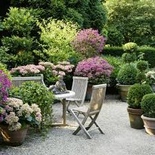 Romantischer Sitzplatz Zwischen Kubelpflanzen Garten Landschaftsbau Garten Gartengestaltung Ideen
